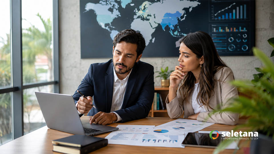 Profissionais analisando dados e estratégia de expansão para novos mercados em um ambiente corporativo. Seletana Marketing